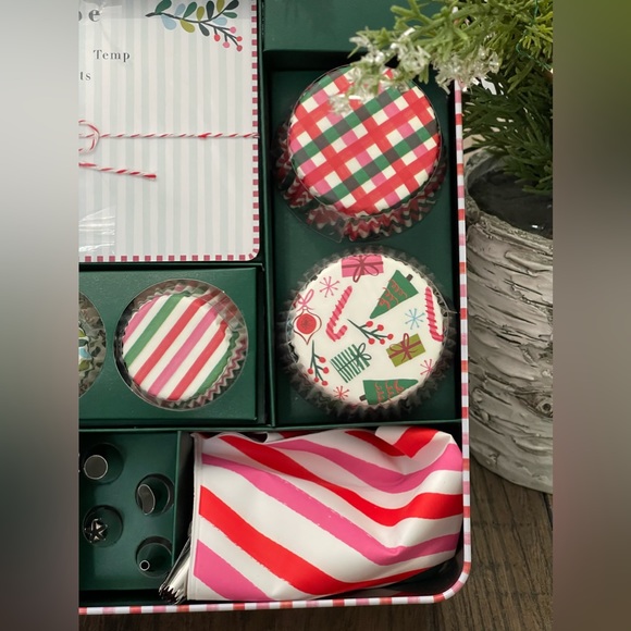 Meri Meri Sweet Treats Bakery Tin w/Recipe Cards, Apron, Cupcake Liners&More NWT - Picture 9 of 13